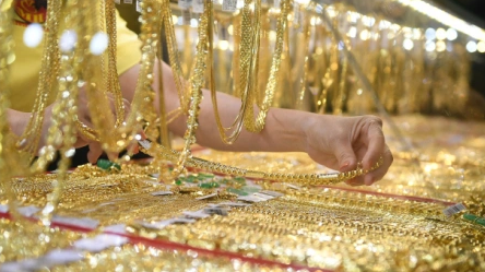 Tôi nên bán 5 cây vàng để gửi tiết kiệm vì lãi suất 9%