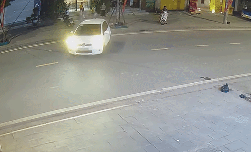 Thanh niên ngơ ngác sau cú trượt như trời giáng vào ôtô