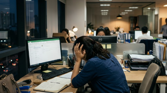 Tôi ám ảnh vì vết bầm trên mắt nữ đồng nghiệp