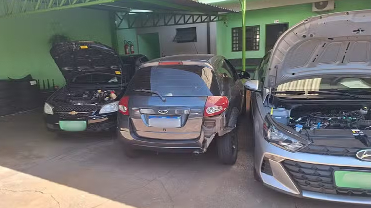 Ôtô bất đắc dĩ chui tọt vào gara sau va chạm