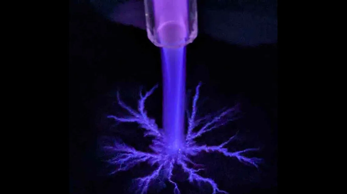 Súng bắn plasma giúp 'giặt quần áo' ngoài vũ trụ