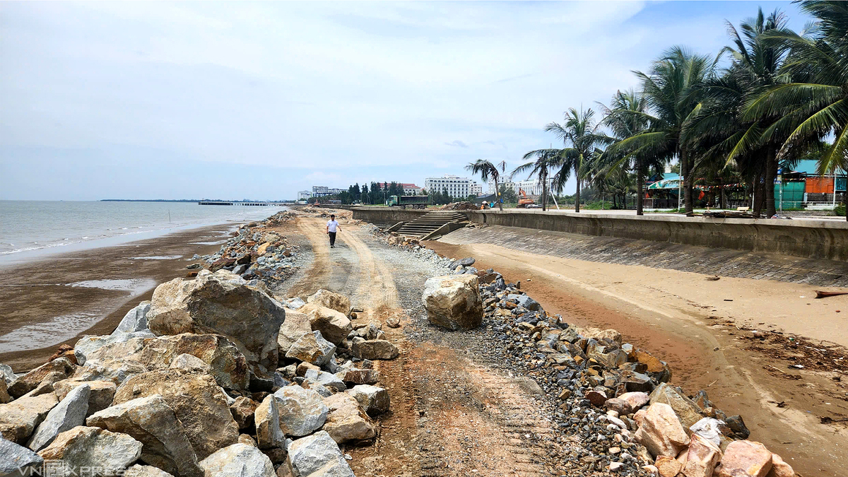 Lo ngại dự án kè biển làm mất bãi tắm Hải Tiến