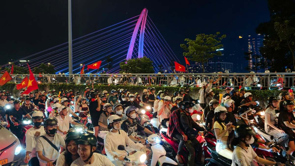 Người hâm mộ xuống đường mừng Việt Nam hạ Thái Lan