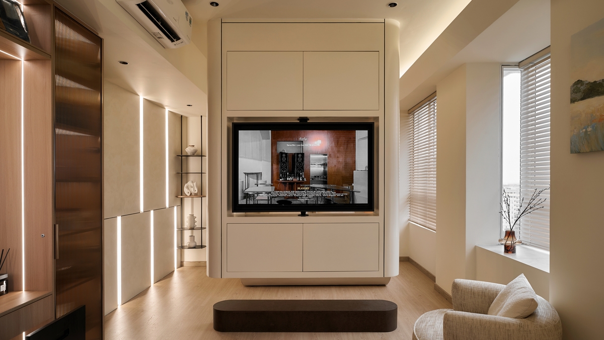 Căn hộ 130 m2 dùng khối tivi "lơ lửng" chia không gian