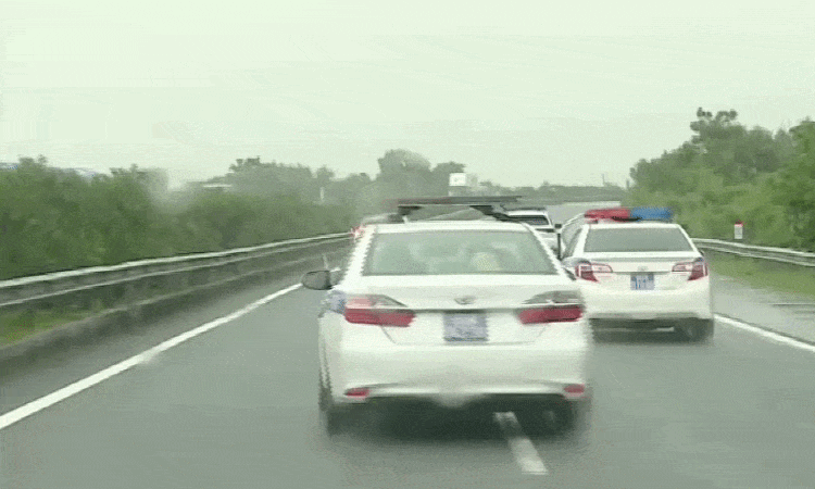 CSGT thị phạm cách lái xe dùng làn trái để vượt trên cao tốc