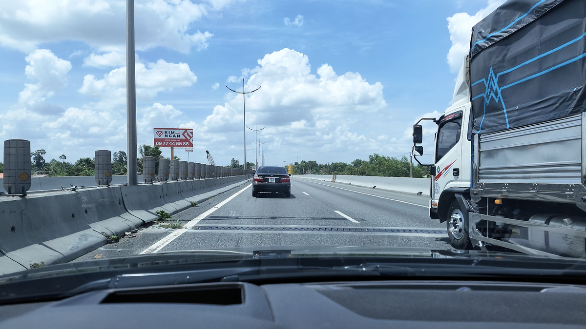 Thi bằng lái ôtô sẽ có bài vượt xe, chuyển làn, trả làn từ 2027