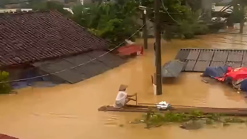 Ngập sát mái nhà ở Lạng Sơn