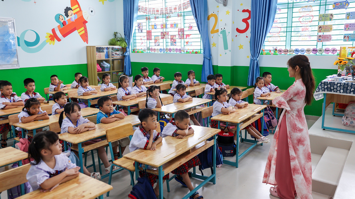 Học sinh cao trên 1,75m nhưng bàn ghế '20 năm chưa đổi'