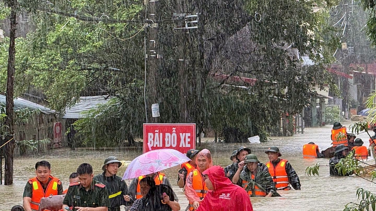 Hàng nghìn người Lạng Sơn chạy lũ