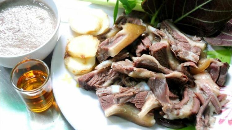 Tôi bỏ việc vì tháng nào sếp cũng rủ đi ăn thịt chó
