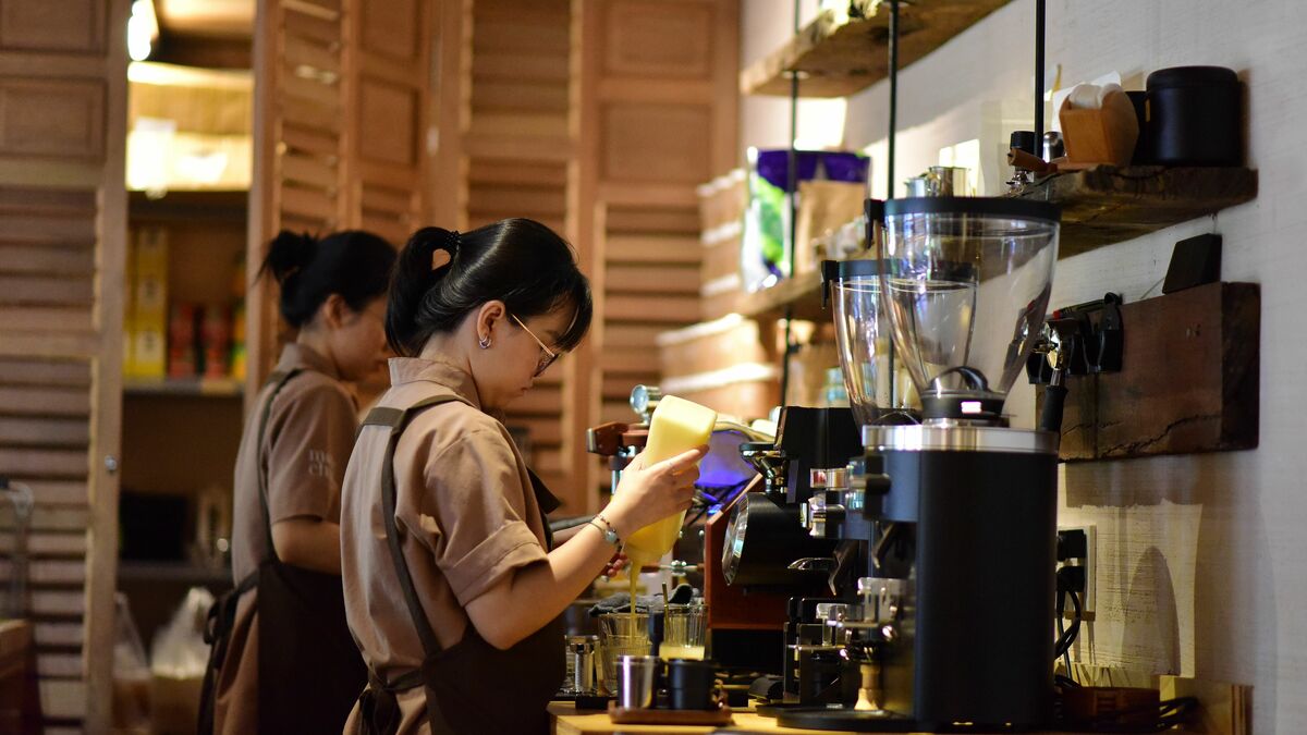 Tôi tặng luôn ly cà phê 30.000 đồng cho khách chê đắt