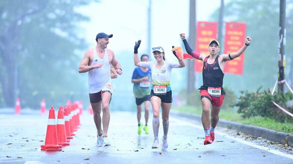 Mưa, gió mạnh thách thức runner VnExpress Marathon Vũng Tàu Herbalife Cup