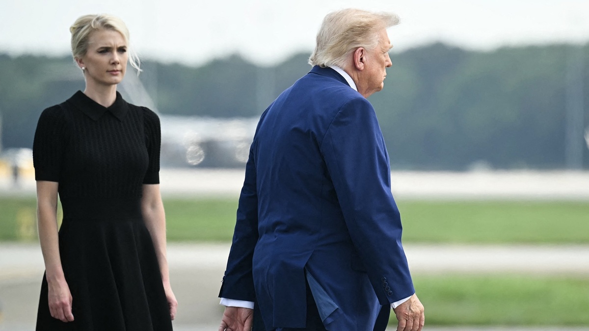 Sự ủng hộ vô điều kiện của nữ trợ lý tóc vàng với ông Trump