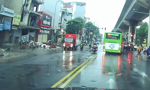 Xe máy ngã liên hoàn vì hai lỗi cơ bản khi đi trời mưa