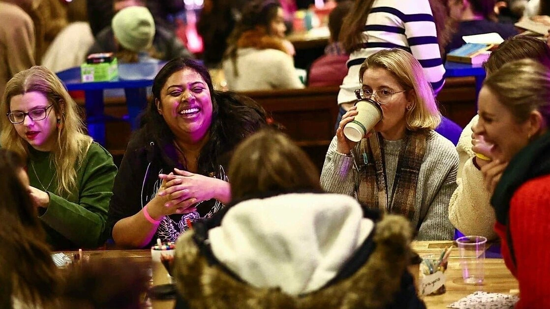 Lý do 'polyester' trở thành từ chế giễu gây sốt của Gen Z