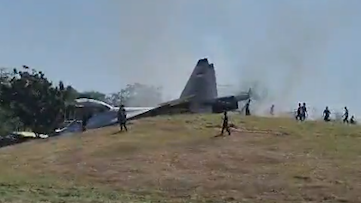 Tiêm kích Su-30 lao khỏi đường băng, suýt đâm vào hàng rào