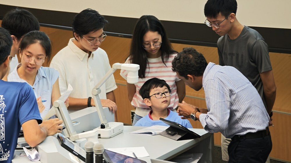 Thần đồng 7 tuổi đi học ở đại học top đầu châu Á