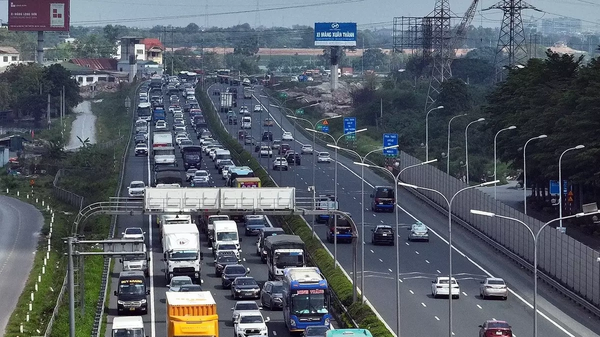 CSGT ra quân xử phạt tài xế không giữ khoảng cách an toàn trên cao tốc