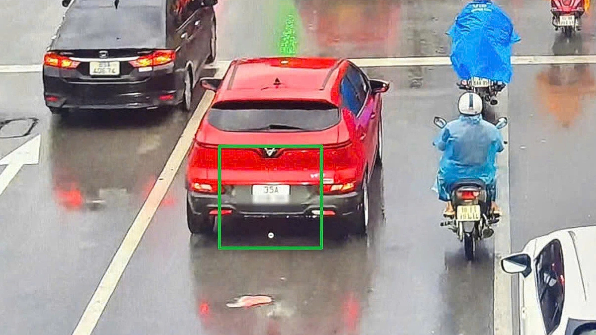 Né phạt nguội bằng cách gắn hai biển số