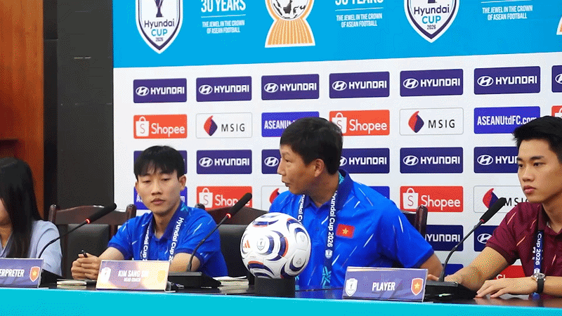 HLV Kim móc túi 'khoe' chưa có gì dù dẫn Thái Lan 2-0