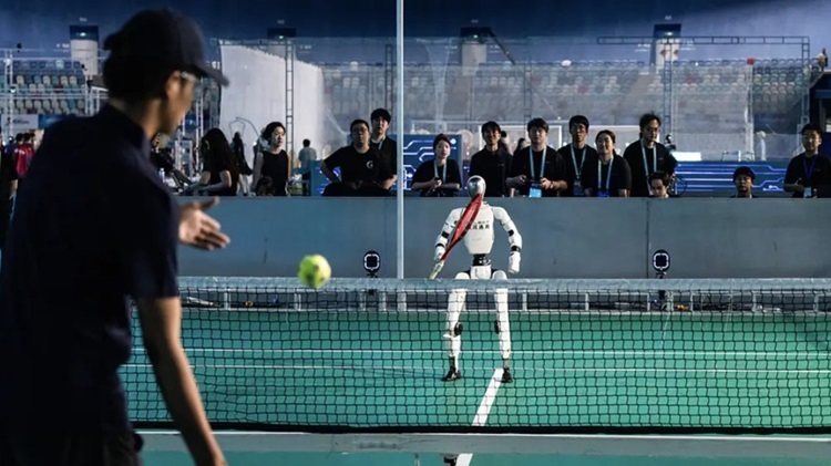 Robot hình người đọ sức với ngôi sao quần vợt