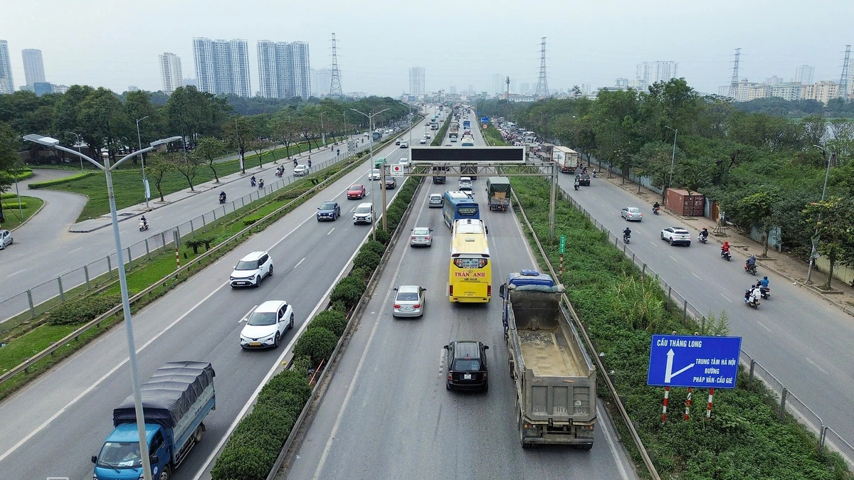 CSGT ra quân xử phạt tài xế không giữ khoảng cách an toàn trên cao tốc