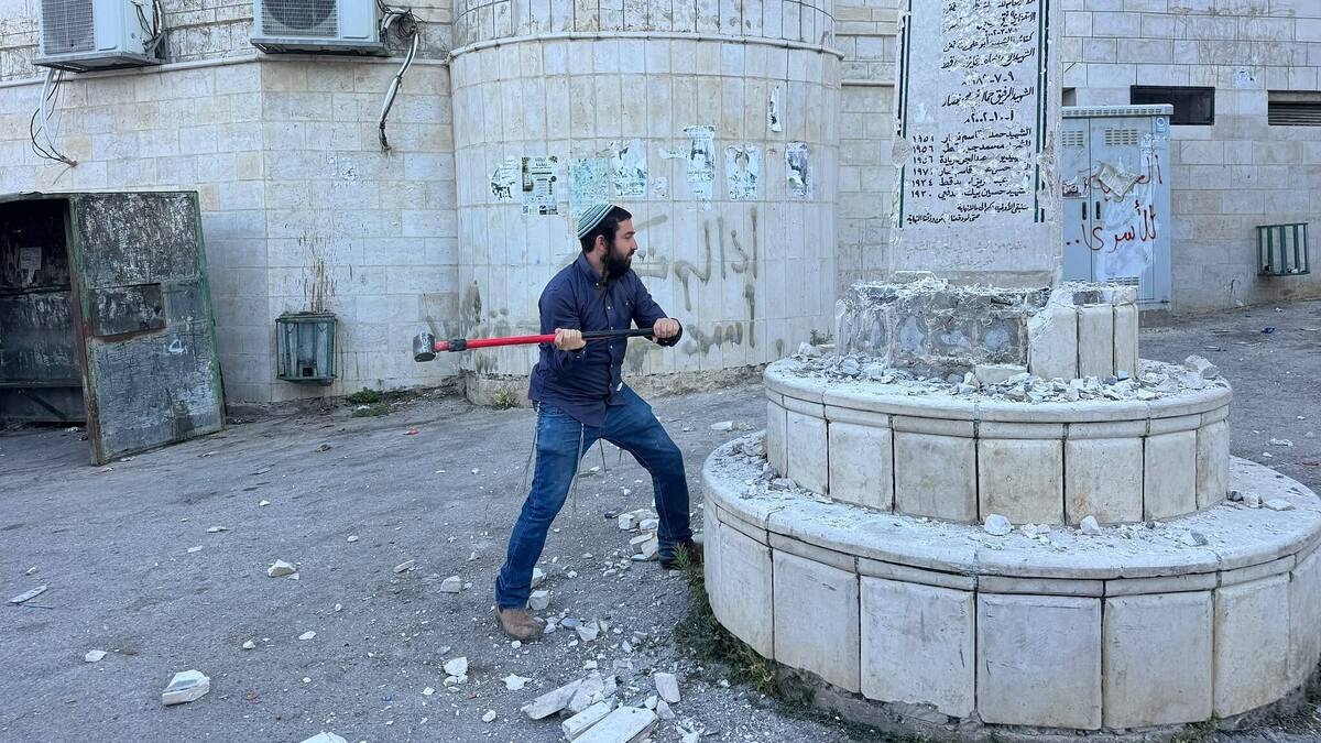 Nghị sĩ Israel đập phá đài tưởng niệm của người Palestine