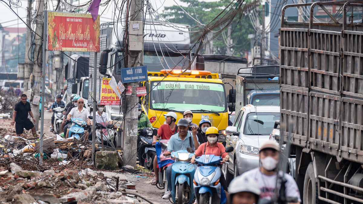 Quốc lộ 6 ùn tắc từ trưa đến tối