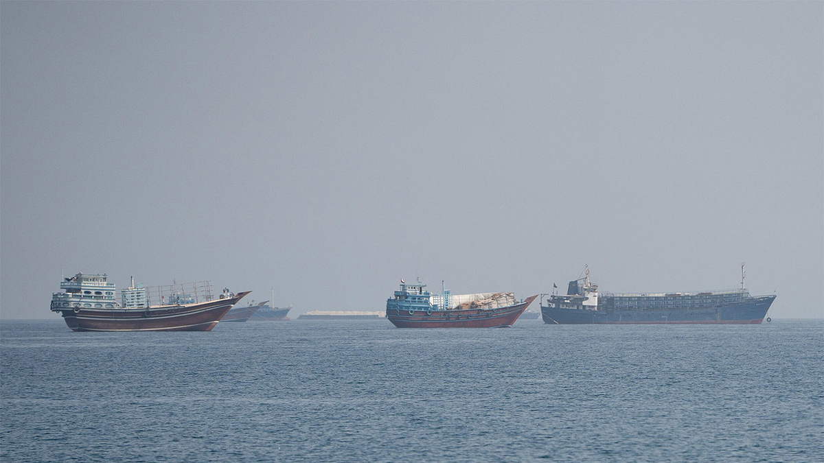 Iran, Oman thảo luận về hành lang tạm thời qua eo biển Hormuz