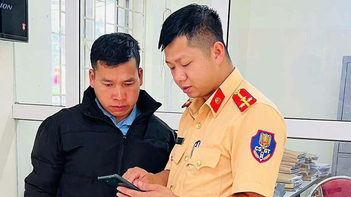 Tài xế suýt mất tiền vì chiêu nhắn tin phạt nguội