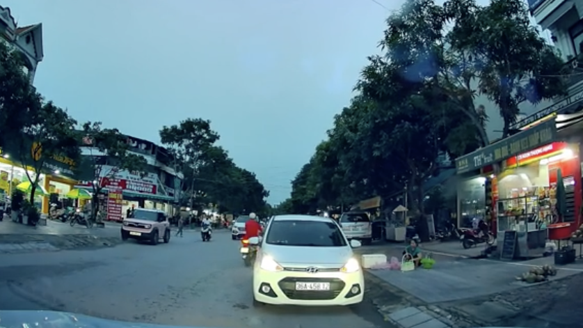 'Vì sao lỗi dừng, đỗ xe ngược chiều phạt nhẹ hơn đi ngược chiều?'
