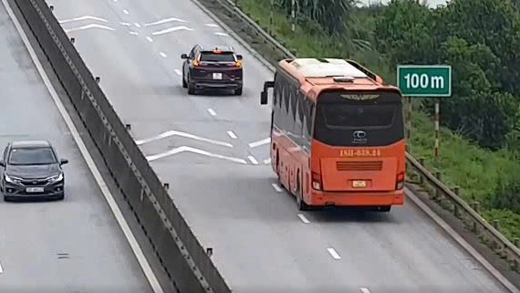 Hai tài xế đầu tiên bị phạt lỗi không giữ khoảng cách trên cao tốc