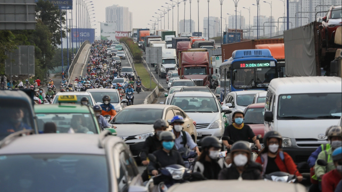 Chuẩn bị gì để hạn chế xe xăng dầu vào trung tâm TP HCM giữa 2027?