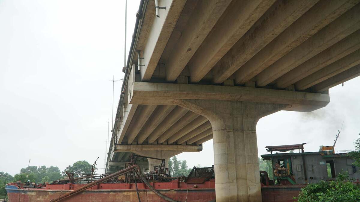 Giải cứu hai tàu hút cát mắc kẹt dưới cầu sông Tào