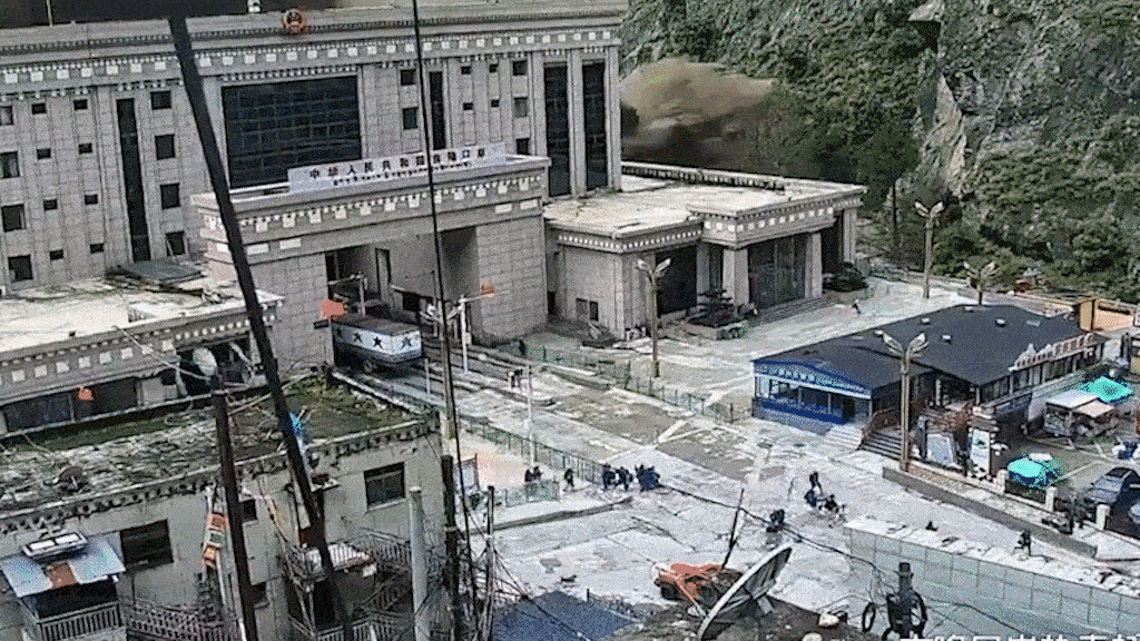 Lũ quét cuốn phăng cửa khẩu Trung Quốc - Nepal