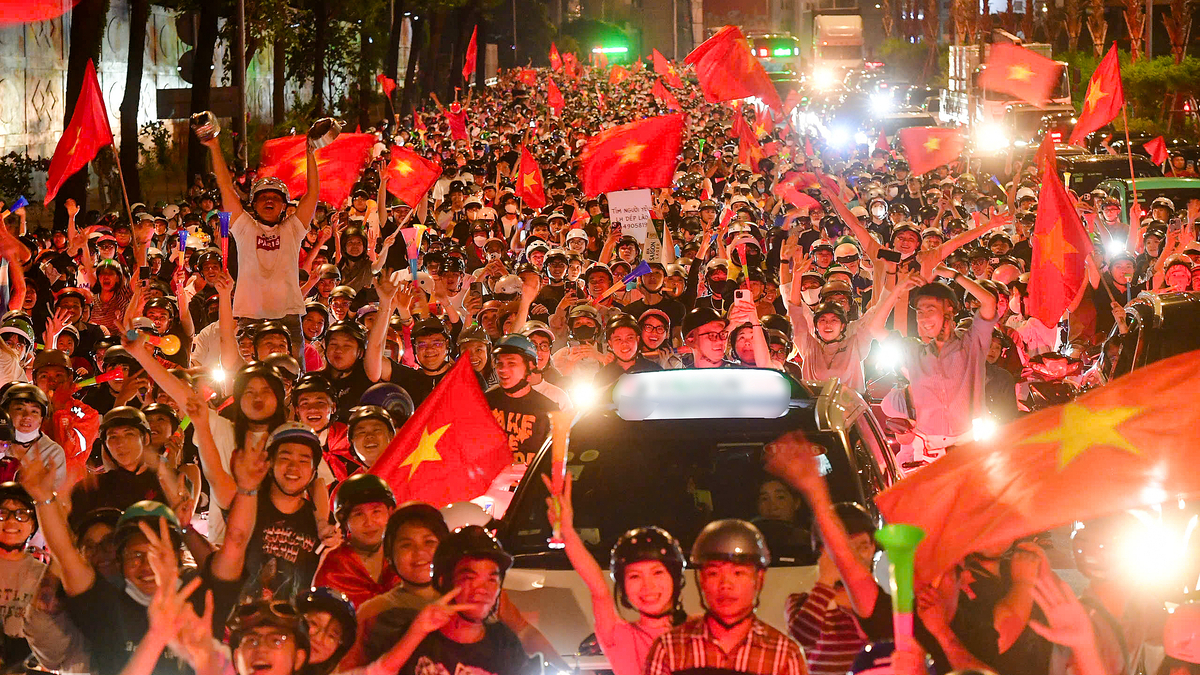 'Đi bão' xuyên đêm mừng Việt Nam vô địch