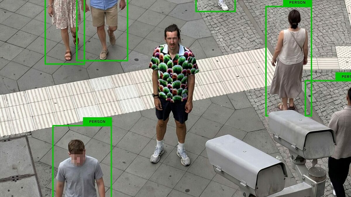 Chiếc áo giúp "né" camera AI giám sát