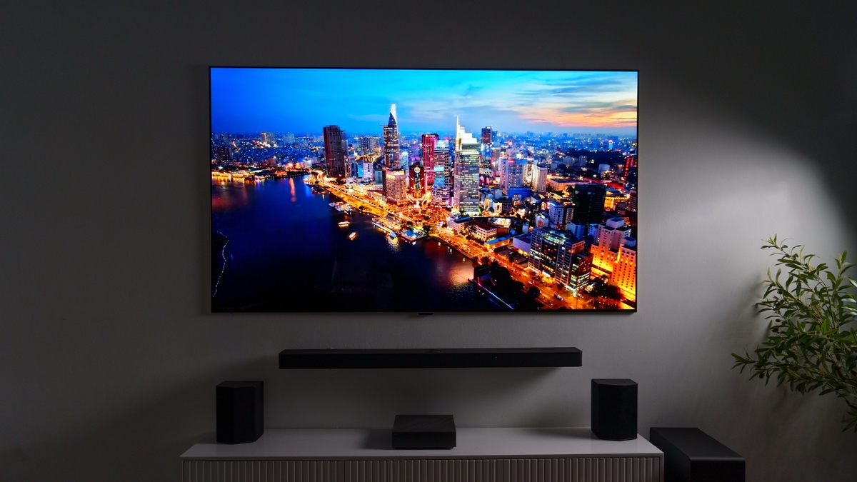 LG OLED evo AI W6 - TV 'dán tường' giá 220 triệu đồng