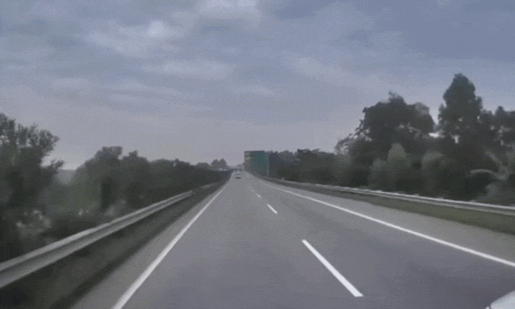 Tài xế bị phạt 5 triệu đồng vì chuyển làn không giữ khoảng cách với xe sau