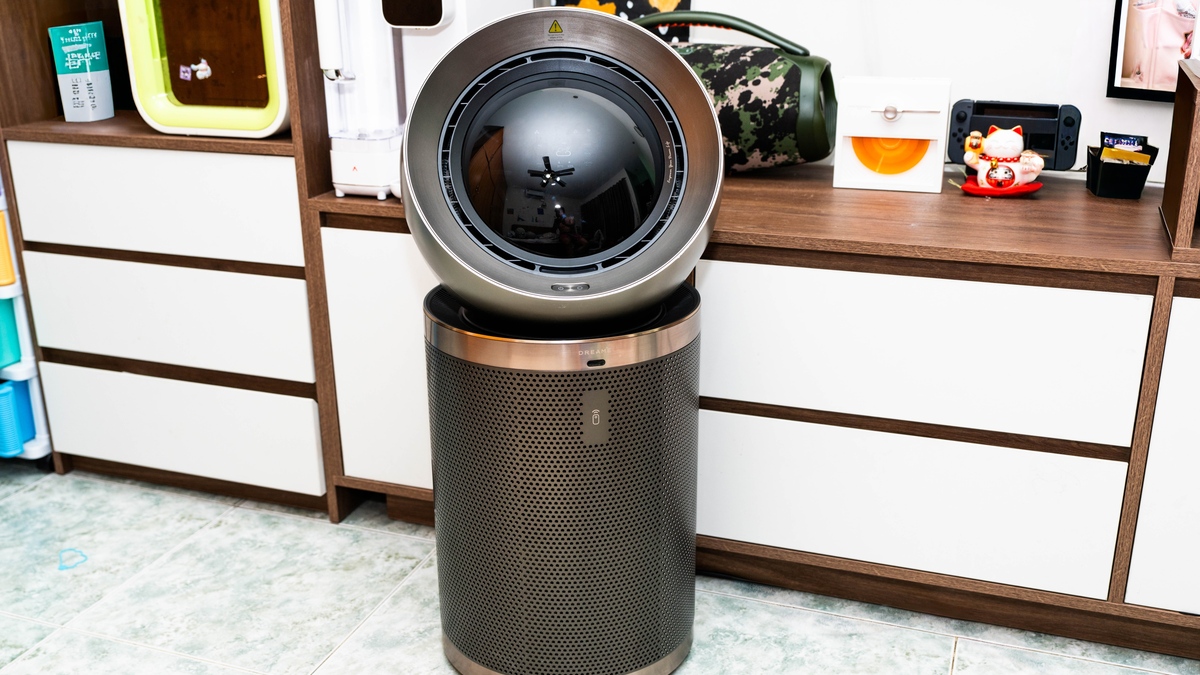 The air purifier has a radar that tracks the user
