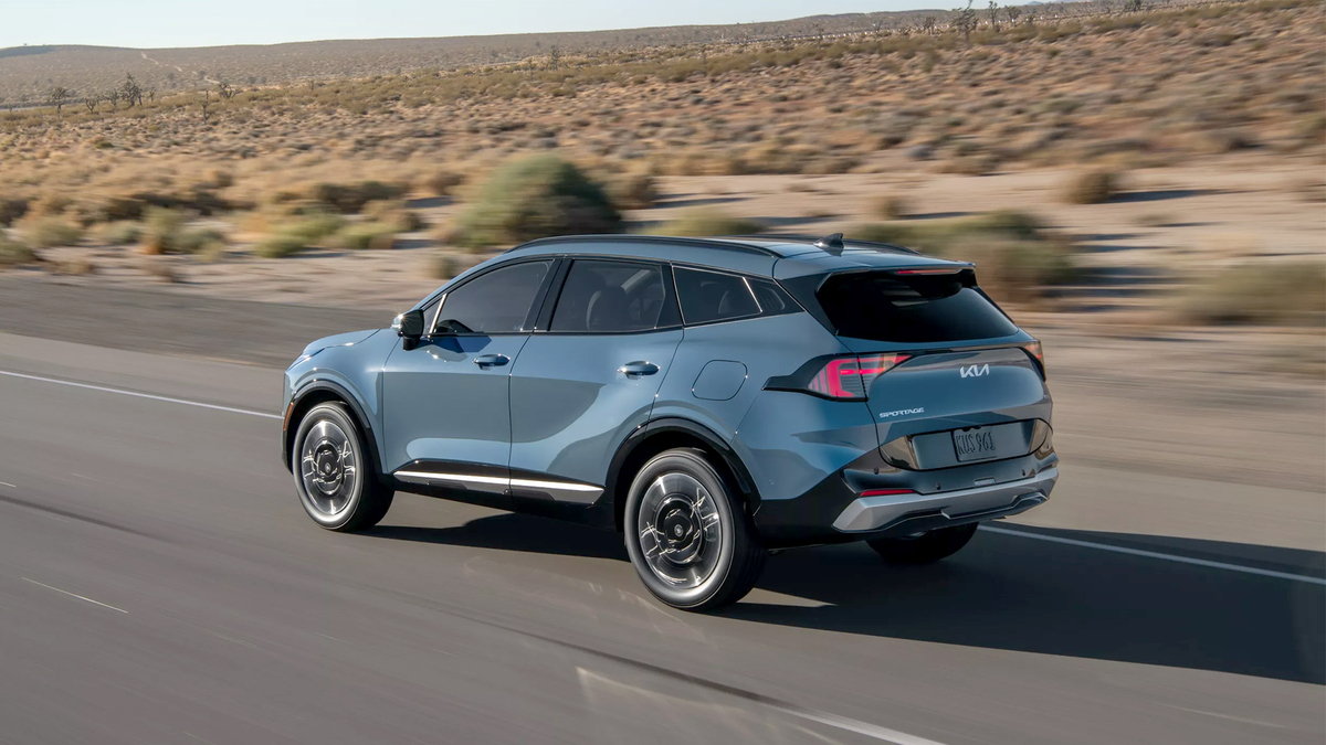 Doanh số xe Kia lập kỷ lục tháng 8 nhờ xe hybrid