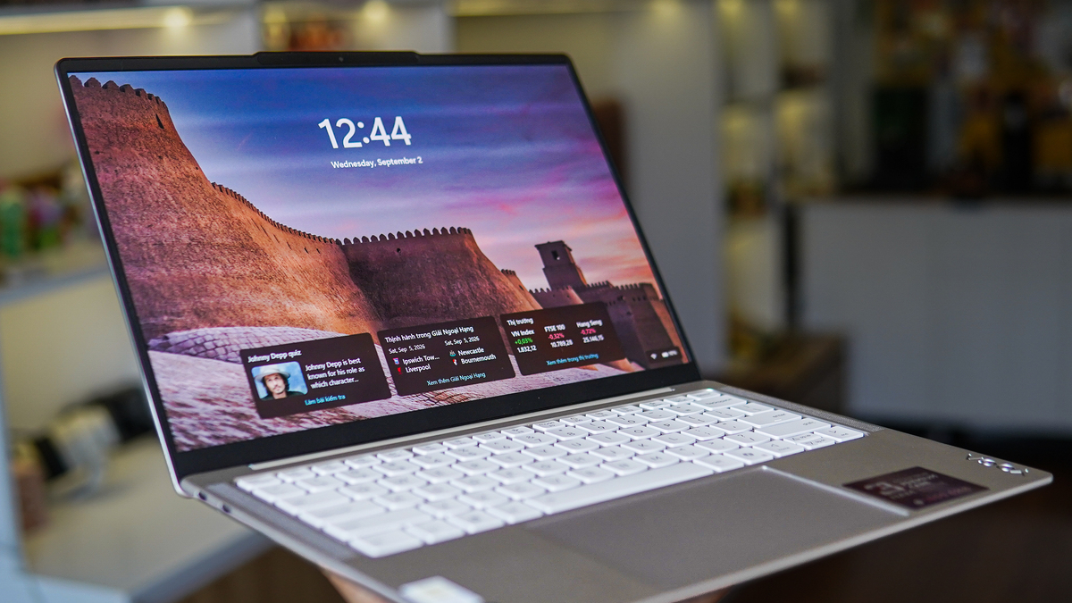 Ultra-light AI laptop costs nearly 60 million VND
