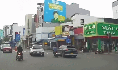 Taxi đánh lái đẩy ngã người đi xe máy rồi bỏ đi