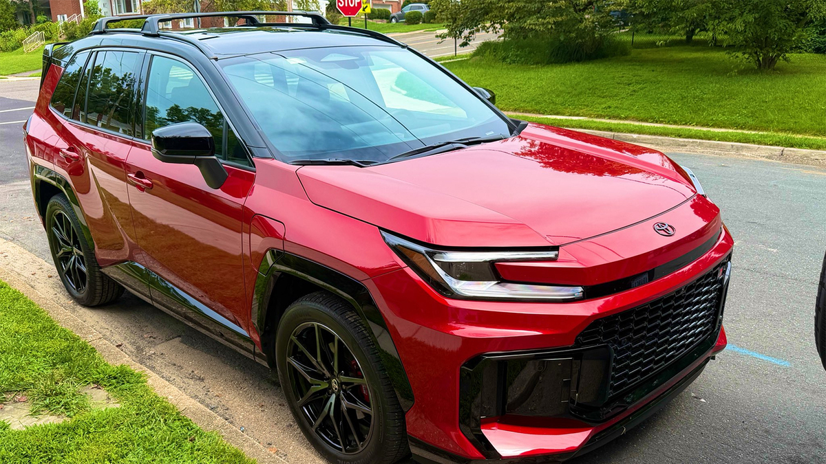 Khách chờ nửa năm để mua SUV bán chạy nhất của Toyota