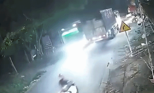Xe máy lao như bay húc vào đuôi xe tải