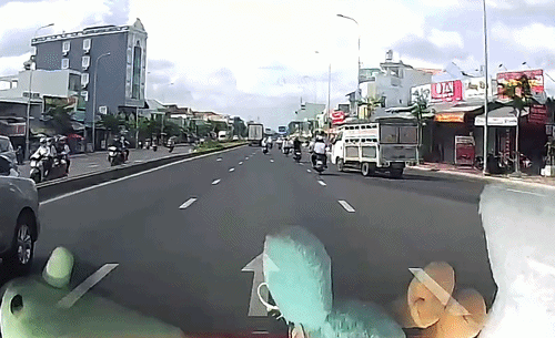 Xe tải nhập làn hất ngã hai người đi xe máy
