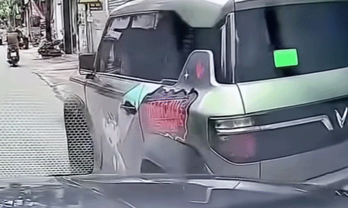 Nữ tài xế mở cửa kiểu 'mắt một đường, tay một nẻo'