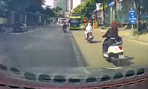 Cô gái phóng nhanh, phanh gấp trước đầu ôtô