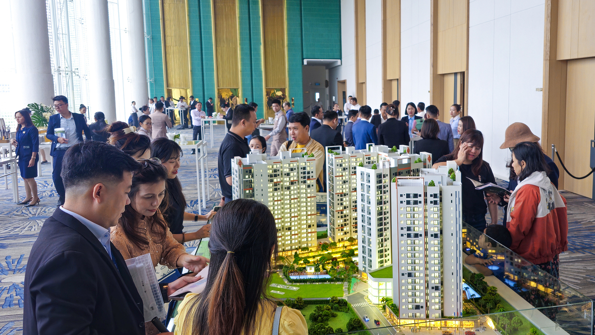 Môi giới bất động sản tất bật thi chứng chỉ hành nghề