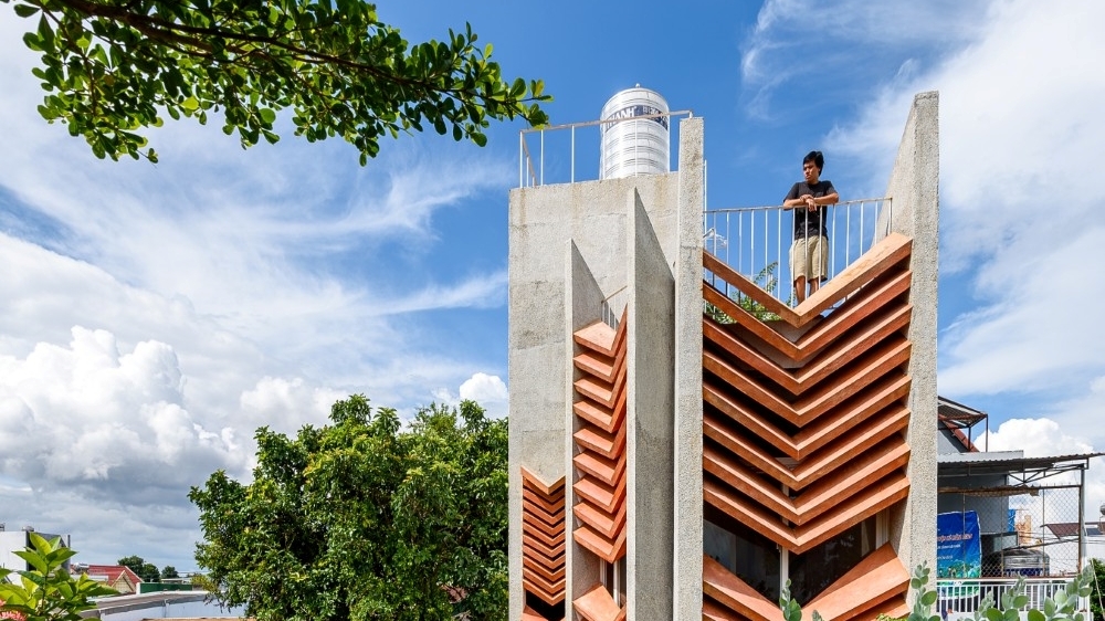 Nhà phố lấy cảm hứng từ vải thổ cẩm và đất đỏ bazan Tây Nguyên